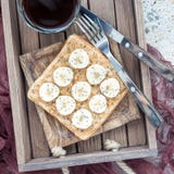 Il panino sano con burro di arachidi croccante, la banana e il chia vedono immagine stock Il panino sano con burro di arachidi croccante, la banana e il chia vedono immagine stock