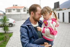 Il papà sta tenendo una figlia lei armi fotografie stock Il papà sta tenendo una figlia lei armi fotografie stock