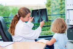 Il pediatra femminile in cappotto bianco del laboratorio ha esaminato il piccolo paziente fotografie stock libere da diritti Il pediatra femminile in cappotto bianco del laboratorio ha esaminato il piccolo paziente fotografie stock libere da diritti