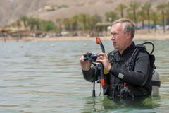 Il pensionato è operatore subacqueo subacqueo con il respiratore in mare In apnea operatore subacqueo ricreativo in attrezzatura fotografia stock Il pensionato è operatore subacqueo subacqueo con il respiratore in mare In apnea operatore subacqueo ricreativo in attrezzatura fotografia stock