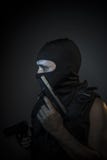 Il pericolo, assassino con il casco del motociclo e pistole fotografia stock libera da diritti Il pericolo, assassino con il casco del motociclo e pistole fotografia stock libera da diritti