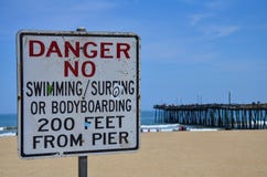 Il pericolo nessun nuoto dal segno Virginia Beach del pilastro fotografie stock libere da diritti Il pericolo nessun nuoto dal segno Virginia Beach del pilastro fotografie stock libere da diritti