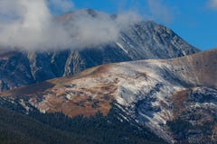 Il picco del Butte e degli alberi Crested Mt Dilemma che alza da dietro le nuvole basse vicino a Breckenridge, Colorado fotografia stock libera da diritti Il picco del Butte e degli alberi Crested Mt Dilemma che alza da dietro le nuvole basse vicino a Breckenridge, Colorado fotografia stock libera da diritti