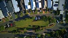 Il piccolo stretto della terra divide la proprietà del canale della barca della Gold Coast e la proprietà in lotti di RiverLinks Fotografie Stock Libere da Diritti Il piccolo stretto della terra divide la proprietà del canale della barca della Gold Coast e la proprietà in lotti di RiverLinks Fotografie Stock Libere da Diritti