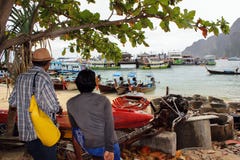 Il pilastro principale dell'isola tailandese tropicale ha nominato Phiphi, con le barche variopinte del longtail del lotto in Tai Immagini Stock Libere da Diritti Il pilastro principale dell'isola tailandese tropicale ha nominato Phiphi, con le barche variopinte del longtail del lotto in Tai Immagini Stock Libere da Diritti