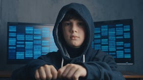 Il pirata informatico carente del ragazzo di Prodigy nel centro dati ha riempito di schermi di visualizzazione Ritratto del pirat stock footage Il pirata informatico carente del ragazzo di Prodigy nel centro dati ha riempito di schermi di visualizzazione Ritratto del pirat stock footage