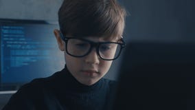 Il pirata informatico del wunderkind del ragazzo incide i sistemi informatici in Data Center video d archivio Il pirata informatico del wunderkind del ragazzo incide i sistemi informatici in Data Center video d archivio