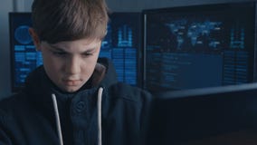 Il pirata informatico del wunderkind del ragazzo incide i sistemi informatici Nel centro dati con le mappe e nei dati sugli scher archivi video Il pirata informatico del wunderkind del ragazzo incide i sistemi informatici Nel centro dati con le mappe e nei dati sugli scher archivi video