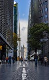 Il ponte della torre attraverso i grattacieli moderni della città immagine stock libera da diritti Il ponte della torre attraverso i grattacieli moderni della città immagine stock libera da diritti