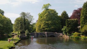 Il ponte di Sheepwash in Ashford-in--acqua in Derbyshire, Inghilterra immagini stock libere da diritti Il ponte di Sheepwash in Ashford-in--acqua in Derbyshire, Inghilterra immagini stock libere da diritti
