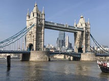 Il ponte maestoso e storico di Londra sul Tamigi fotografia stock libera da diritti Il ponte maestoso e storico di Londra sul Tamigi fotografia stock libera da diritti