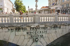 Il ponte triplo, costruito parzialmente con il calcare di Glinica, è un gruppo di tre ponti che attraversano il fiume di Transfer fotografia stock libera da diritti Il ponte triplo, costruito parzialmente con il calcare di Glinica, è un gruppo di tre ponti che attraversano il fiume di Transfer fotografia stock libera da diritti