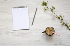 Il posto di lavoro del ` s della donna con il taccuino ed il latte ghiacciano a woode bianco immagini stock libere da diritti Il posto di lavoro del ` s della donna con il taccuino ed il latte ghiacciano a woode bianco immagini stock libere da diritti