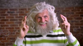 Il primo piano ha attraversato le dita del nonno caucasico con capelli lunghi bianchi e barba riccia che stanno diritti e guardar archivi video Il primo piano ha attraversato le dita del nonno caucasico con capelli lunghi bianchi e barba riccia che stanno diritti e guardar archivi video