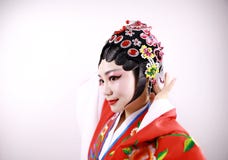 Il primo piano ha isolato il ritratto tradizionale di dramma del costume di cappelleria del fondo di Pechino di opera dell'attric fotografia stock libera da diritti Il primo piano ha isolato il ritratto tradizionale di dramma del costume di cappelleria del fondo di Pechino di opera dell'attric fotografia stock libera da diritti