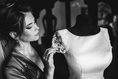 Il primo piano ha sparato di una sposa elegante e castana nei dres bianchi d'annata immagini stock libere da diritti Il primo piano ha sparato di una sposa elegante e castana nei dres bianchi d'annata immagini stock libere da diritti