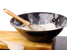 Il primo piano sulla tavola è una ciotola con una pastella liquida immagine stock Il primo piano sulla tavola è una ciotola con una pastella liquida immagine stock