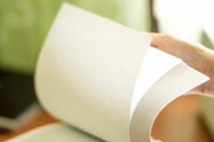 Il processo di sbiancare la carta dell'ufficio fotografie stock libere da diritti Il processo di sbiancare la carta dell'ufficio fotografie stock libere da diritti