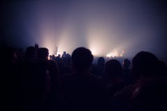 Il pubblico profila la folla in grande sala da concerto che guarda per oscillare la manifestazione fotografia stock Il pubblico profila la folla in grande sala da concerto che guarda per oscillare la manifestazione fotografia stock