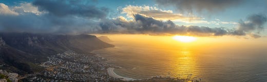 Il punto di vista panoramico superiore capo del leone della città della montagna e di Cape Town della Tabella al tramonto immagine stock libera da diritti Il punto di vista panoramico superiore capo del leone della città della montagna e di Cape Town della Tabella al tramonto immagine stock libera da diritti
