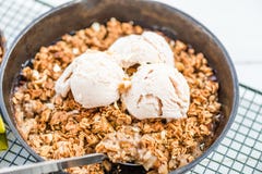Il rabarbaro e la mela cucinati casalinghi si sbriciolano con la farina d'avena e il vanil immagini stock Il rabarbaro e la mela cucinati casalinghi si sbriciolano con la farina d'avena e il vanil immagini stock
