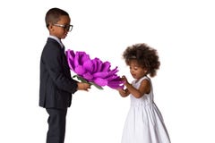 Il ragazzo bello dà una ragazza che sveglia i grandi origami fioriscono Amore dei bambini Isolato immagini stock Il ragazzo bello dà una ragazza che sveglia i grandi origami fioriscono Amore dei bambini Isolato immagini stock
