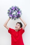 Il ragazzo eccitato mentre tiene il Natale porpora si avvolge Immagini Stock Libere da Diritti Il ragazzo eccitato mentre tiene il Natale porpora si avvolge Immagini Stock Libere da Diritti