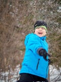 Il ragazzo getta una palla di neve fotografia stock libera da diritti Il ragazzo getta una palla di neve fotografia stock libera da diritti