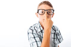 Il ragazzo teenager bello raddrizza i vetri, nerd maschio in studio su fondo bianco fotografie stock Il ragazzo teenager bello raddrizza i vetri, nerd maschio in studio su fondo bianco fotografie stock