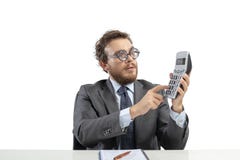 Il ragioniere del nerd fa il calcolo del reddito della società fotografia stock Il ragioniere del nerd fa il calcolo del reddito della società fotografia stock