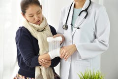 Il reclamo di incidente dell'assicurazione malattia, spostamento di medico danneggia il braccio del polso con la fasciatura del g fotografie stock Il reclamo di incidente dell'assicurazione malattia, spostamento di medico danneggia il braccio del polso con la fasciatura del g fotografie stock