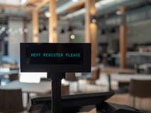 Il registratore di cassa in ristorante aerato che visualizza il registro seguente firma prego Immagini Stock Libere da Diritti Il registratore di cassa in ristorante aerato che visualizza il registro seguente firma prego Immagini Stock Libere da Diritti