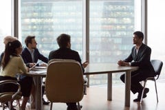 Il richiedente nero sicuro impressiona i reclutatori durante l'intervista immagini stock libere da diritti Il richiedente nero sicuro impressiona i reclutatori durante l'intervista immagini stock libere da diritti