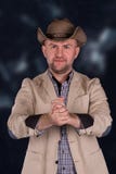 Il ritratto del ` s dell'uomo in un cappello di marrone del ` s del cowboy Fotografie Stock Libere da Diritti Il ritratto del ` s dell'uomo in un cappello di marrone del ` s del cowboy Fotografie Stock Libere da Diritti