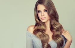Il ritratto della giovane donna splendida con elegante compone e acconciatura perfetta fotografia stock libera da diritti Il ritratto della giovane donna splendida con elegante compone e acconciatura perfetta fotografia stock libera da diritti