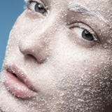 Il ritratto della ragazza con pelle pallida e lo zucchero nevicano sopra fotografia stock libera da diritti Il ritratto della ragazza con pelle pallida e lo zucchero nevicano sopra fotografia stock libera da diritti