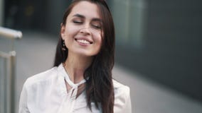 Il ritratto di bella donna sorridente con naturale compone, movimento lento video d archivio Il ritratto di bella donna sorridente con naturale compone, movimento lento video d archivio