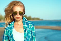 Il ritratto di giovane modello biondo suntanned sexy splendido che indossa il cuore rispecchiato ha modellato gli occhiali da sol fotografia stock libera da diritti Il ritratto di giovane modello biondo suntanned sexy splendido che indossa il cuore rispecchiato ha modellato gli occhiali da sol fotografia stock libera da diritti