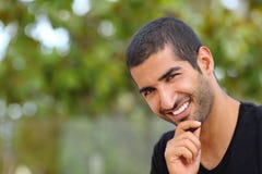 Il ritratto di un uomo arabo bello affronta all'aperto immagine stock Il ritratto di un uomo arabo bello affronta all'aperto immagine stock