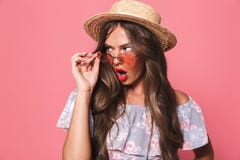 Il ritratto di una ragazza colpita di estate copre fotografie stock Il ritratto di una ragazza colpita di estate copre fotografie stock