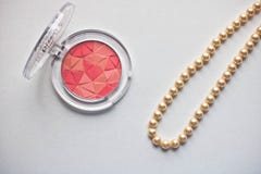 Il rosa della tavolozza arrossisce Make up arrossisce mosaico con la collana della perla su fondo bianco fotografie stock Il rosa della tavolozza arrossisce Make up arrossisce mosaico con la collana della perla su fondo bianco fotografie stock