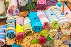 Il rotolo ha modellato la seta, le sciarpe della testa del cashmere o gli scialli variopinti tradizionali impilati immagine stock libera da diritti Il rotolo ha modellato la seta, le sciarpe della testa del cashmere o gli scialli variopinti tradizionali impilati immagine stock libera da diritti