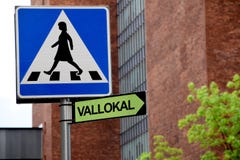 Il seggio elettorale firma nello svedese che mostra la direzione al collegio elettorale pi? vicino nella citt? immagine stock libera da diritti Il seggio elettorale firma nello svedese che mostra la direzione al collegio elettorale pi? vicino nella citt? immagine stock libera da diritti