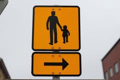 Il segnale di informazione giallo Il segno guida per aiutare il bambino immagine stock Il segnale di informazione giallo Il segno guida per aiutare il bambino immagine stock