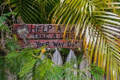 Il segno di legno rustico umoristico dalla chiusura in Key West ha circondato dalle piante tropcal dice che l'aiuto un sonno loca fotografie stock libere da diritti Il segno di legno rustico umoristico dalla chiusura in Key West ha circondato dalle piante tropcal dice che l'aiuto un sonno loca fotografie stock libere da diritti