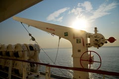 Il sistema della gru per barche e le lance di salvataggio a bordo di una nave commerciale immagine stock Il sistema della gru per barche e le lance di salvataggio a bordo di una nave commerciale immagine stock