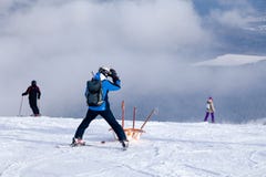 Il soccorritore dello sci sta portando una culla vuota giù la montagna concetto di pattinare pericoloso, freeride, sciatore danne immagini stock libere da diritti Il soccorritore dello sci sta portando una culla vuota giù la montagna concetto di pattinare pericoloso, freeride, sciatore danne immagini stock libere da diritti