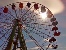 Il sole e i ferris luminosi spingono in primavera fotografie stock Il sole e i ferris luminosi spingono in primavera fotografie stock