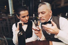 Il sommelier con esperienza assaggia l'aroma di vino da sughero sulla cavaturaccioli in ristorante immagini stock Il sommelier con esperienza assaggia l'aroma di vino da sughero sulla cavaturaccioli in ristorante immagini stock