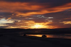 Il Sun aumenta ed i crogioli di Panga sono lanciati in EL Golfo il De Santa Clara, la sonora, Messico fotografia stock libera da diritti Il Sun aumenta ed i crogioli di Panga sono lanciati in EL Golfo il De Santa Clara, la sonora, Messico fotografia stock libera da diritti